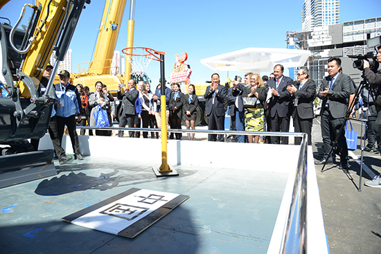 徐工XE35U液壓挖掘機現場揮毫潑墨、投籃表演，成為展場上的“閃亮明星”